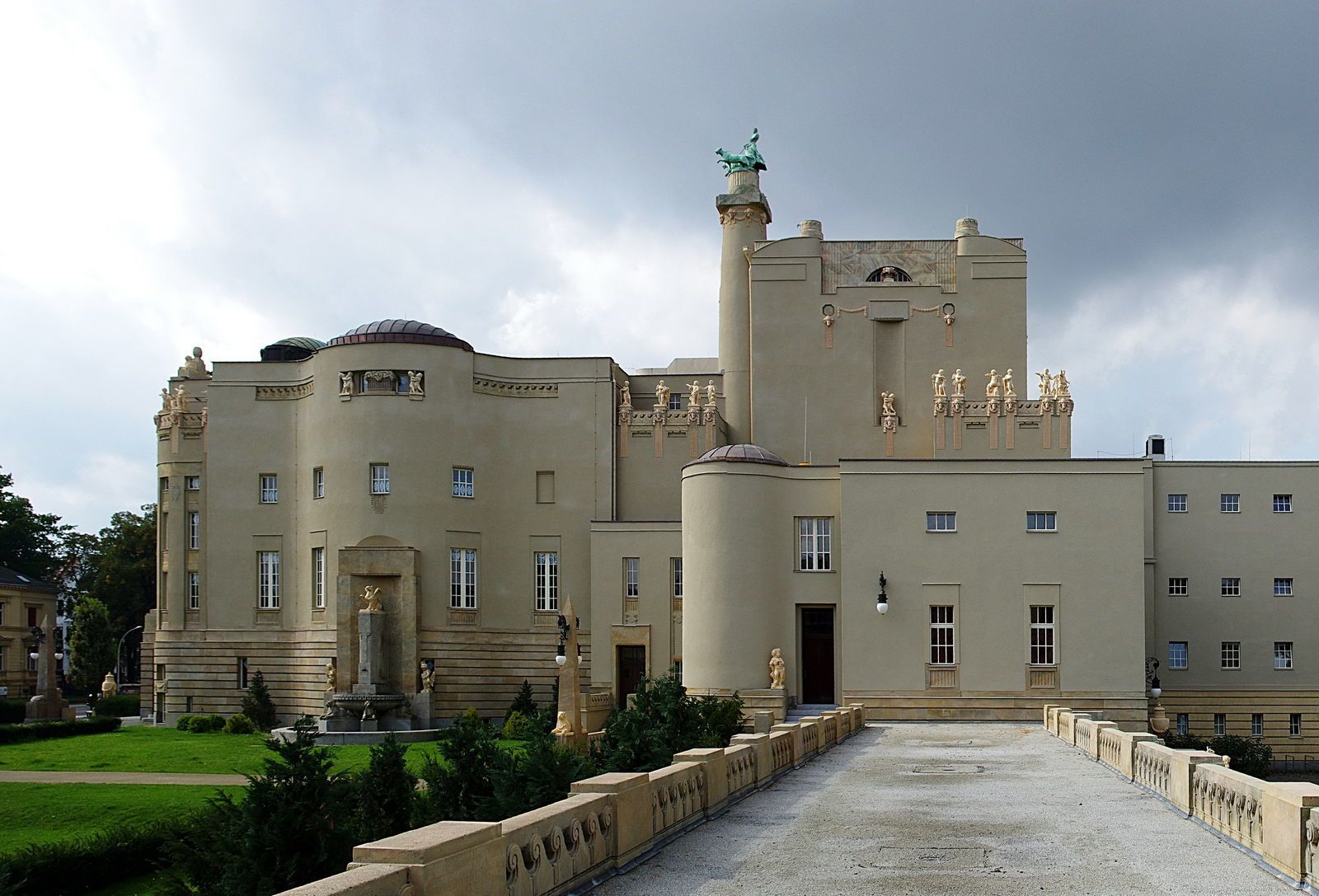 8Cottbus_Theater_von_Osten.jpg