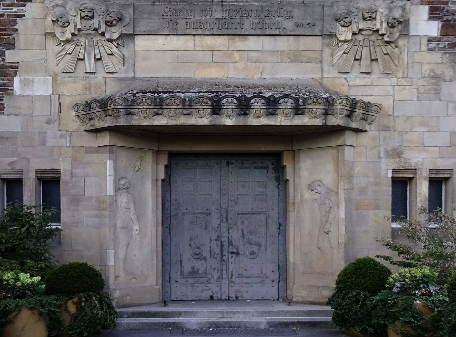 8Eingangsportal_der_Friedhofskapelle_auf_dem_Südfriedhof_in_Düsseldorf-Bilk_0.jpg