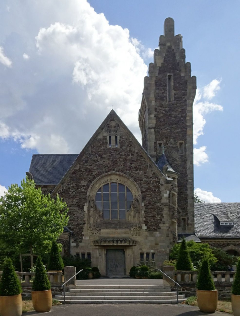8Friedhofskapelle_auf_dem_Sudfriedhof_in_Dusseldorf-Bilk.jpg