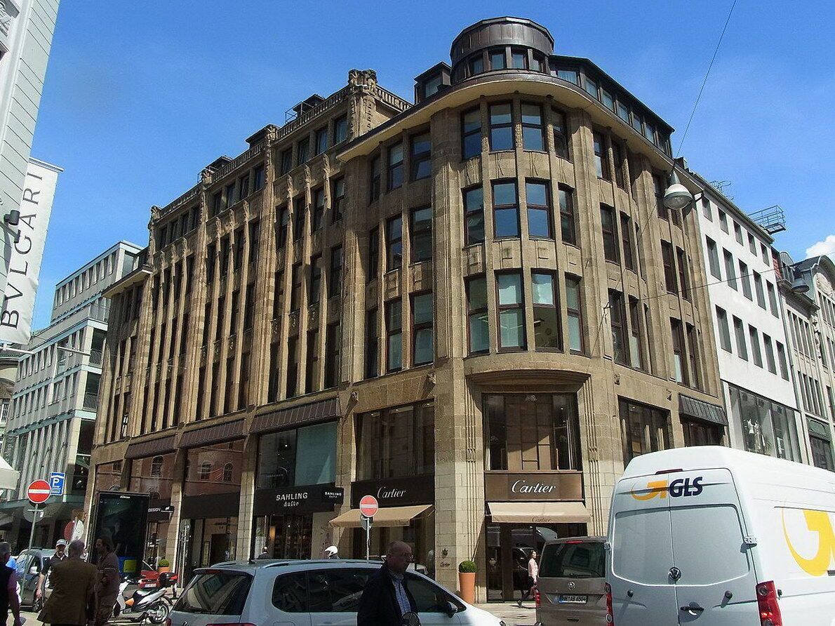 9 хюбнер1280px-Hubner-Haus_Eckansicht_0.jpg