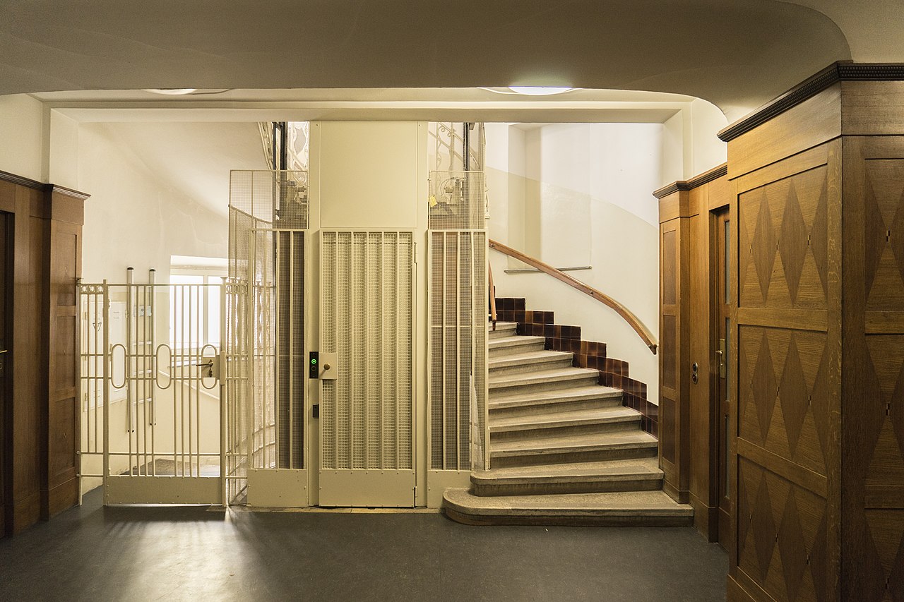 9 1280px-Vorwärtshaus_Innenansicht_5.jpg