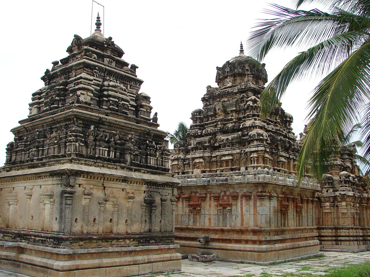 9-Ramalingeshwara_group_of_temples_(rear_view_of_shrines)_at_Avani.JPG