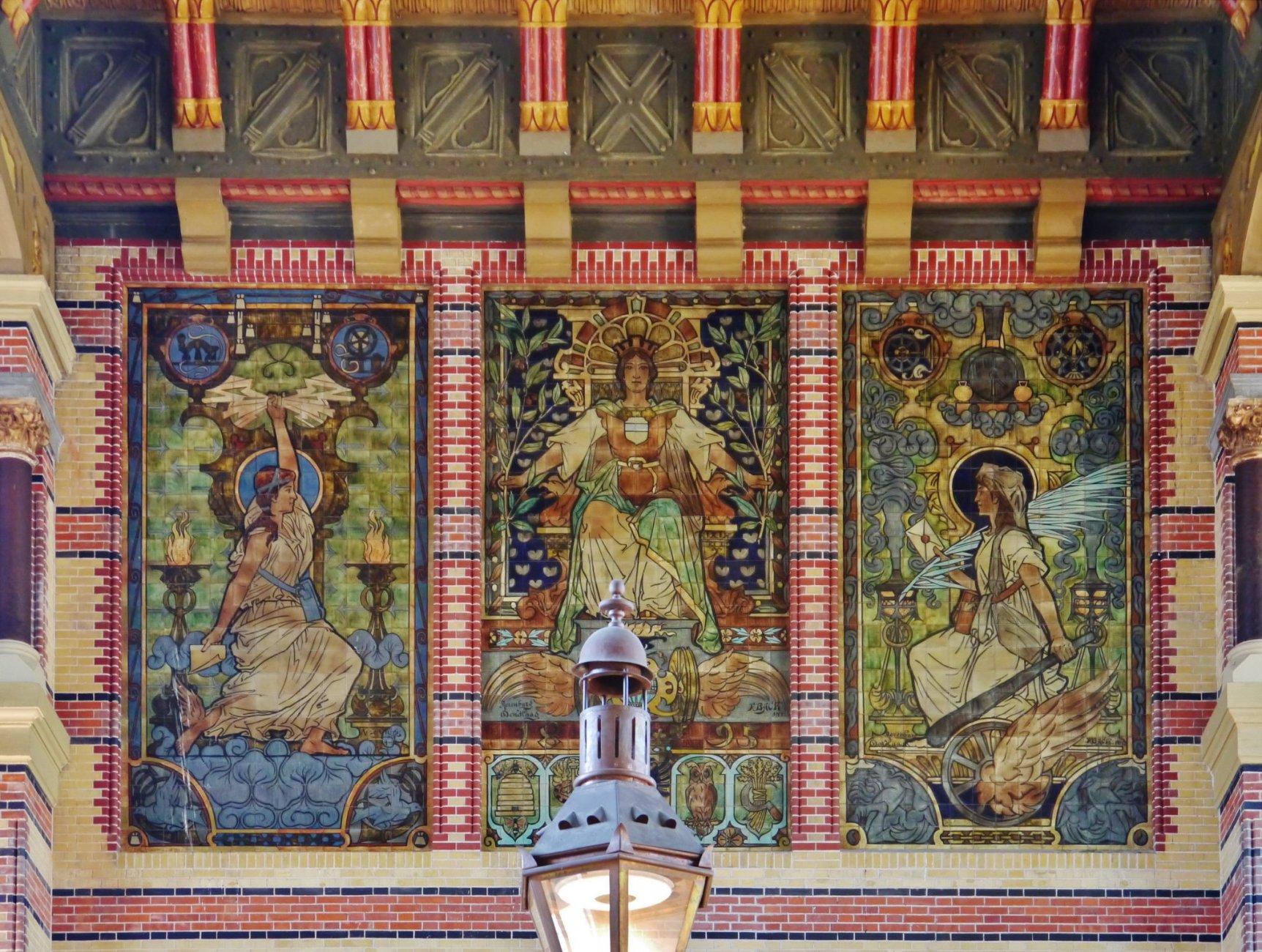 96 вокзал гронингенGroningen_Hauptbahnhof_Eingangshalle_Malerei_0.jpg