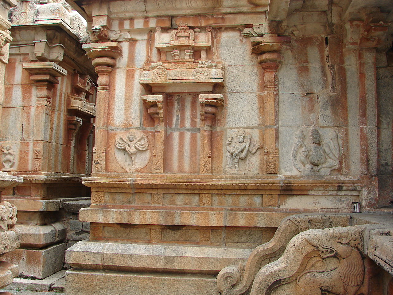 9Shrine_wall_relief_and_baluster_entrance_in_Ramalingeshwara_group_of_temples_at_Avani.JPG