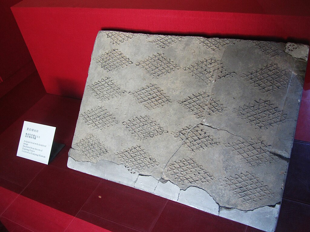 A_Square_Brick_with_Rhomboid_Design_Excavated_from_the_Site_of_Xianyang_Palace_I_2012-09.JPG