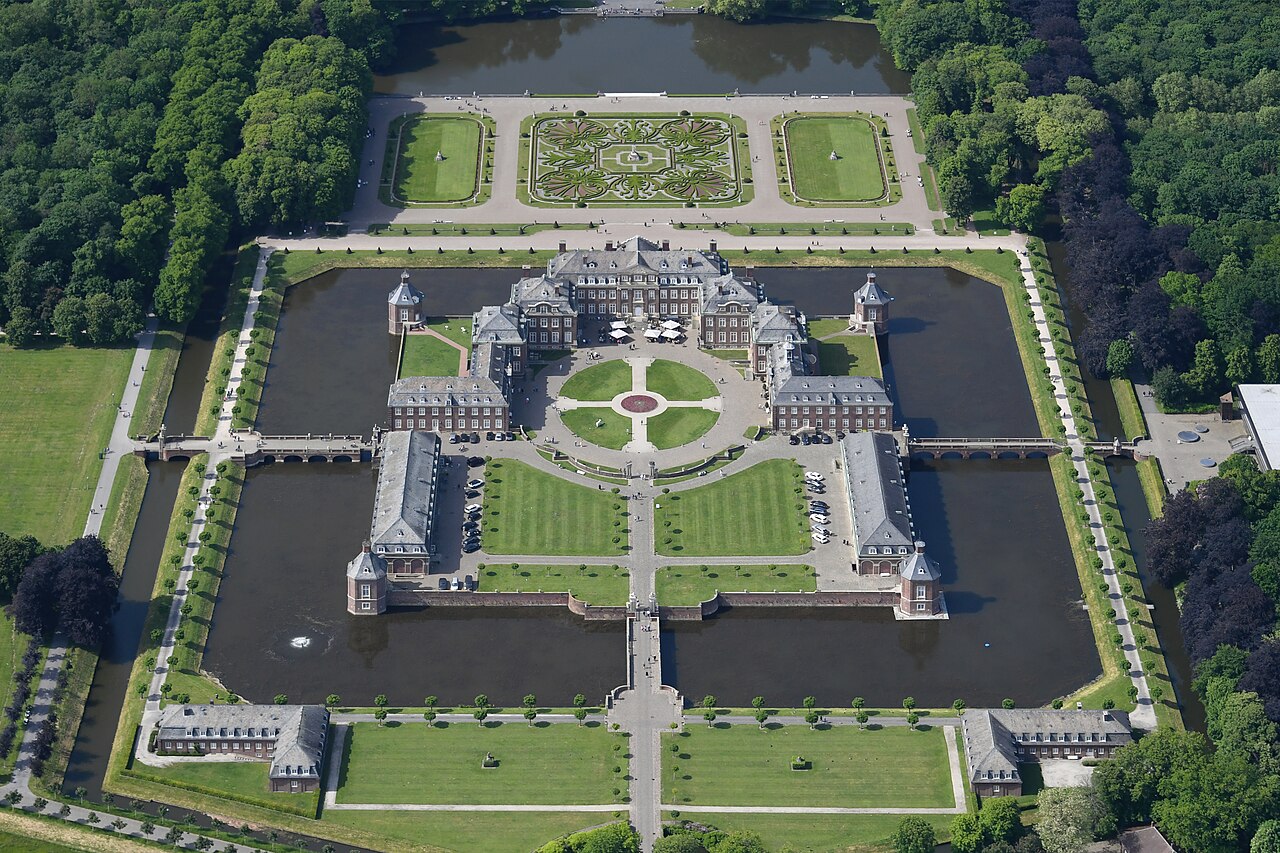Aerial_image_of_Schloss_Nordkirchen_(view_from_the_southeast).jpg