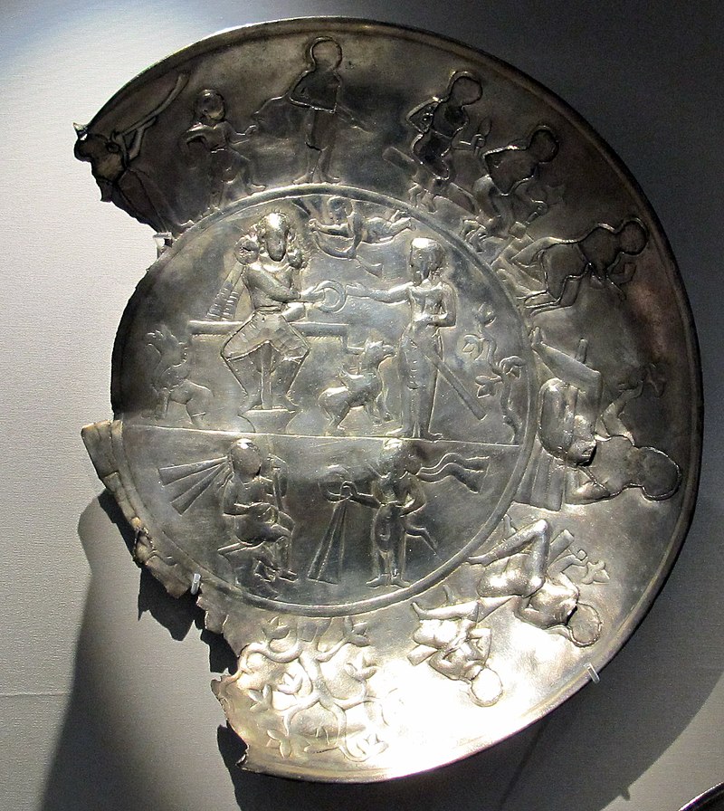 Afghanistan,_piatto_d'argento_con_scena_di_investitura,_IV_secolo.JPG