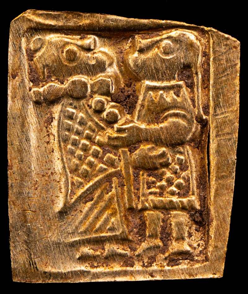 Aska_in_Hagebyhöga_gold_foil_figure_2020-12_photo_Björn_Falkevik.jpg