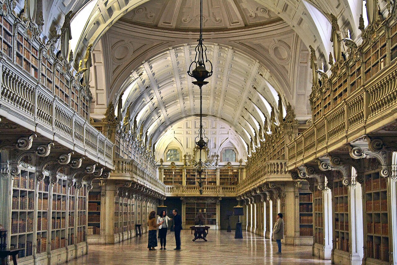 Biblioteca_do_Palácio_Nacional_de_Mafra_-_Portugal_(28827783847).jpg