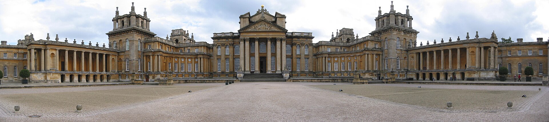 Blenheim_Palace_panorama.jpg