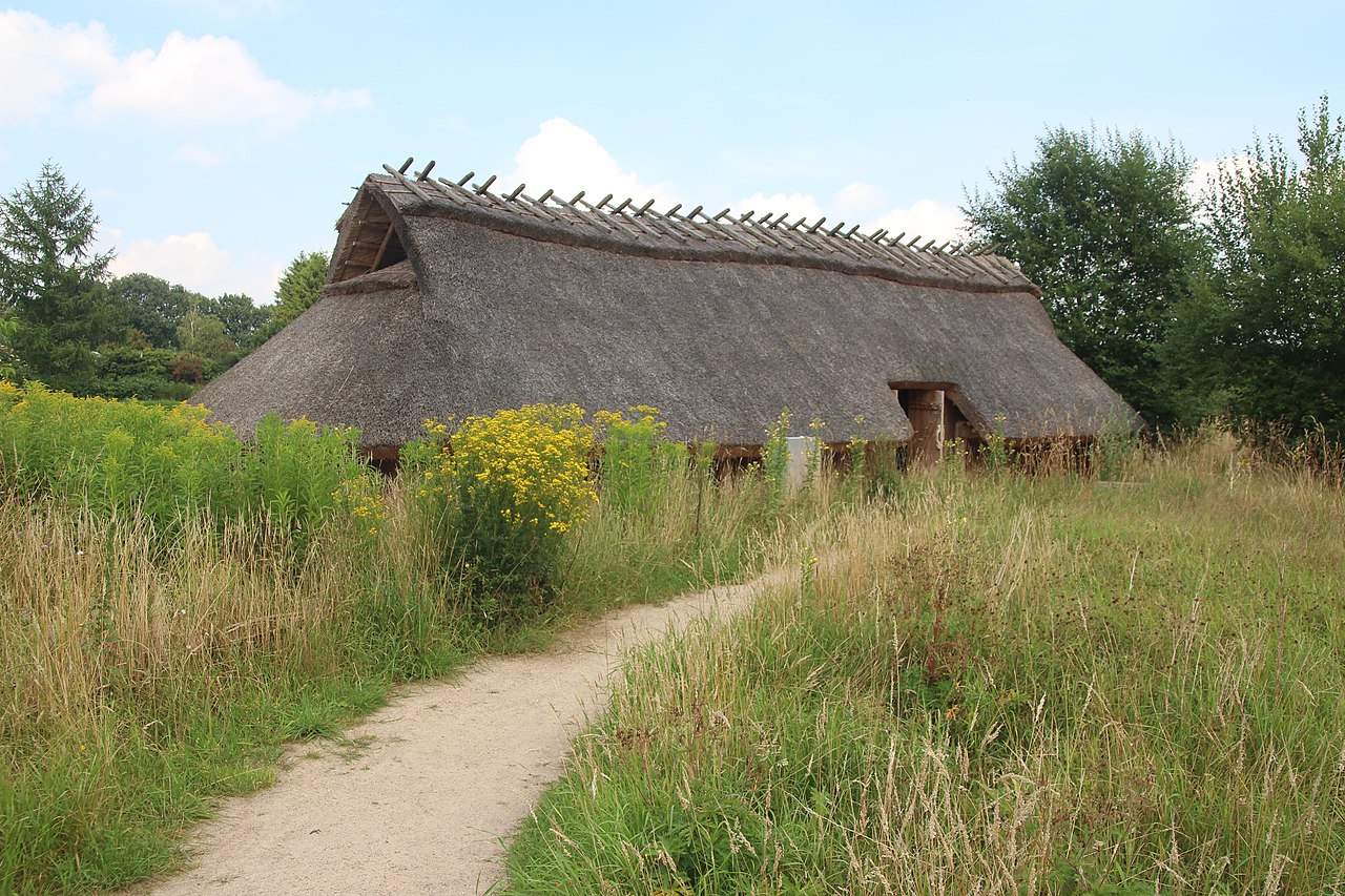 Boerderijen_die_gebouwd_werden_in_de_ijzertijd_en_bronstijd_.JPG