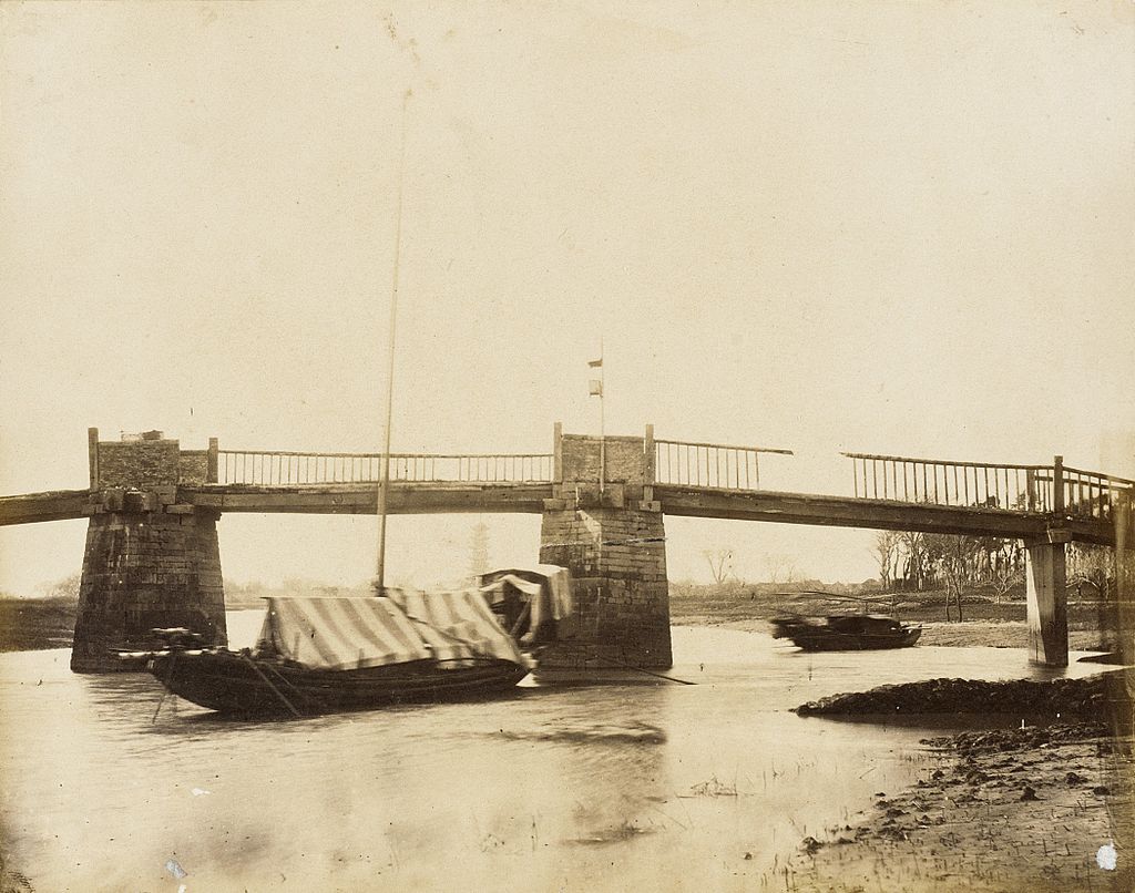 Bridge_with_Houseboats,_China_LACMA_M.83.302.60.jpg
