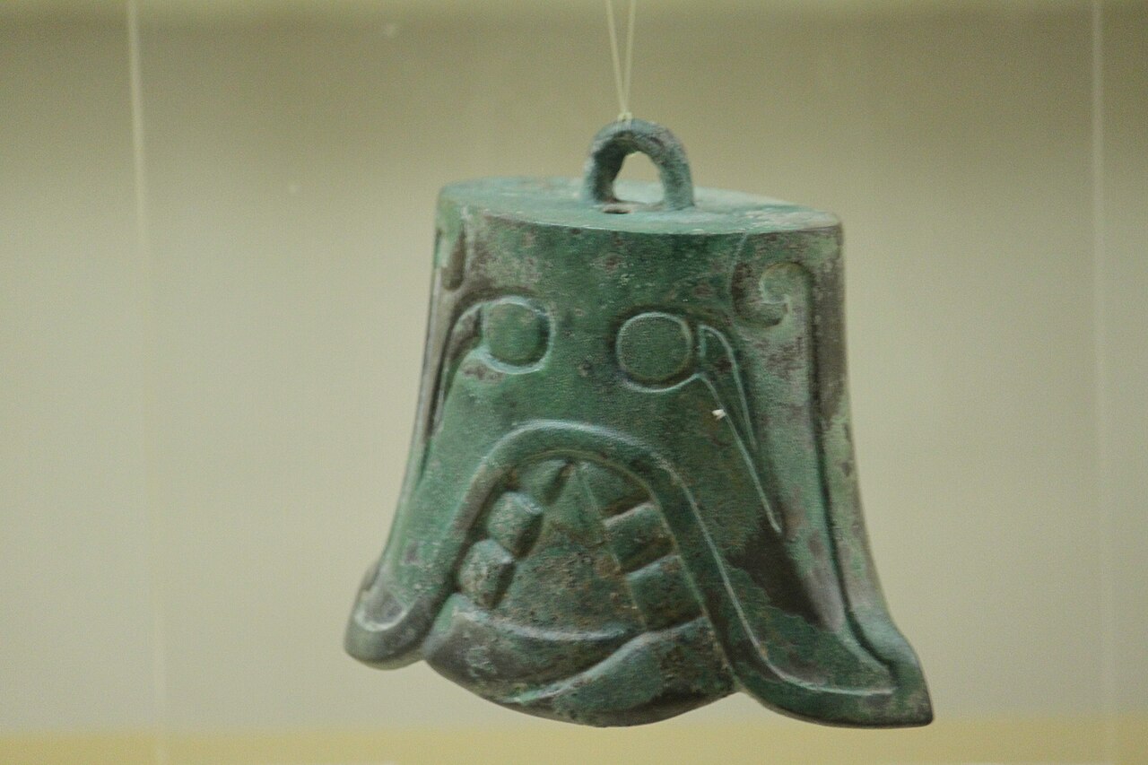 Bronze_Bell,_Sanxingdui_2.jpg