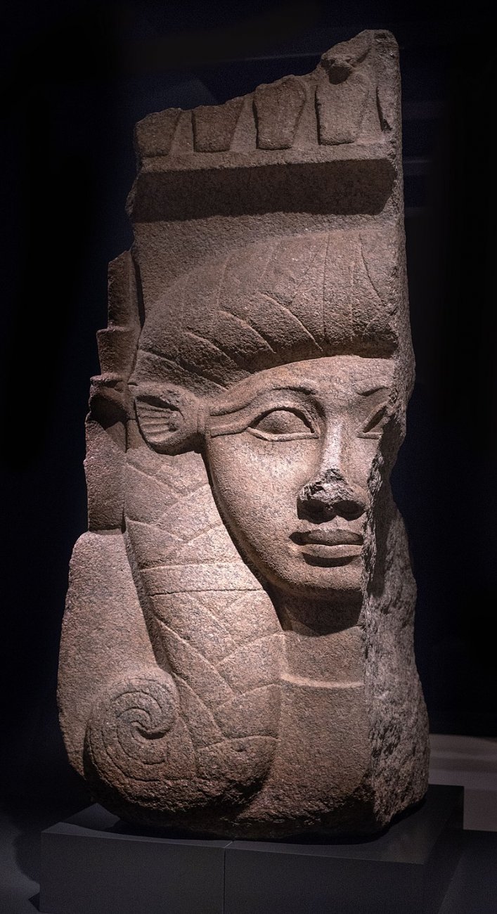 Capitel_de_Hathor_(45889601254).jpg