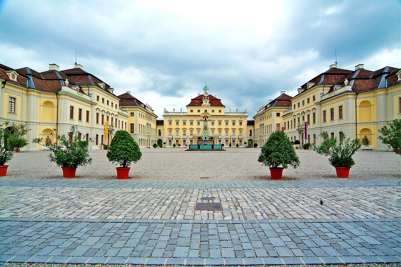 CASTELLO_DI_LUDWISBURG_-_panoramio.jpg