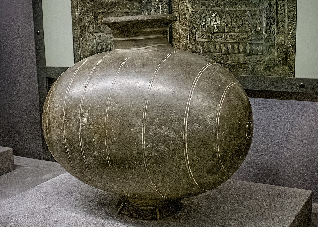 Ceramic_cocoon_jar_Qin-Western_Han_period_(221_BCE_-_9_CE)_Shaanxi_Province_China.jpg