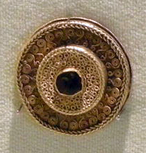 Cividale,_man,_fibula_a_disco_in_oro_con_pietra_dura,_prima_metà_del_VII_secolo.jpg