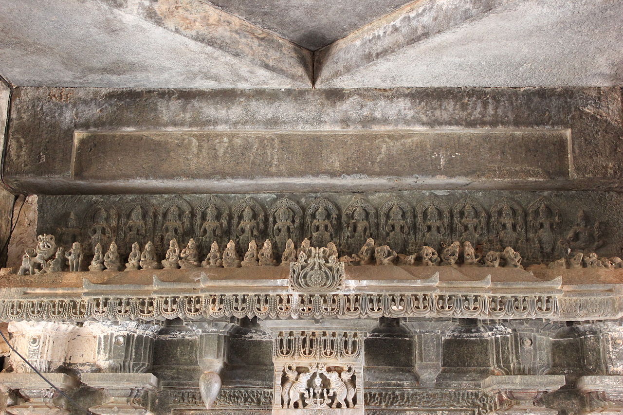 Close_up_of_lintel_over_mantapa_entrance_in_Kalleshvara_Temple_at_Bagali.jpg