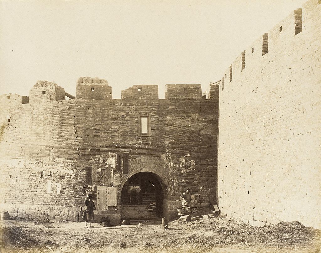 Courtyard_with_Fortified_Walls_and_Figures_LACMA_M.83.302.56.jpg