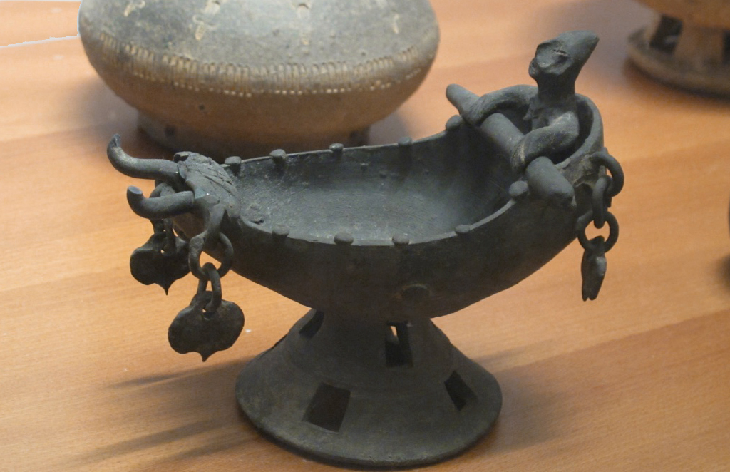 Cup_shaped_boat.Silla_kingdom._Musée_Guimet.jpg
