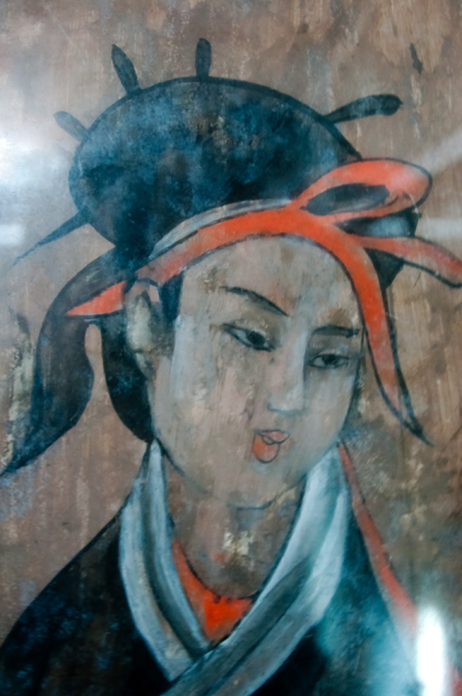 Dahuting_tomb_mural_detail_of_a_woman,_Eastern_Han.jpg