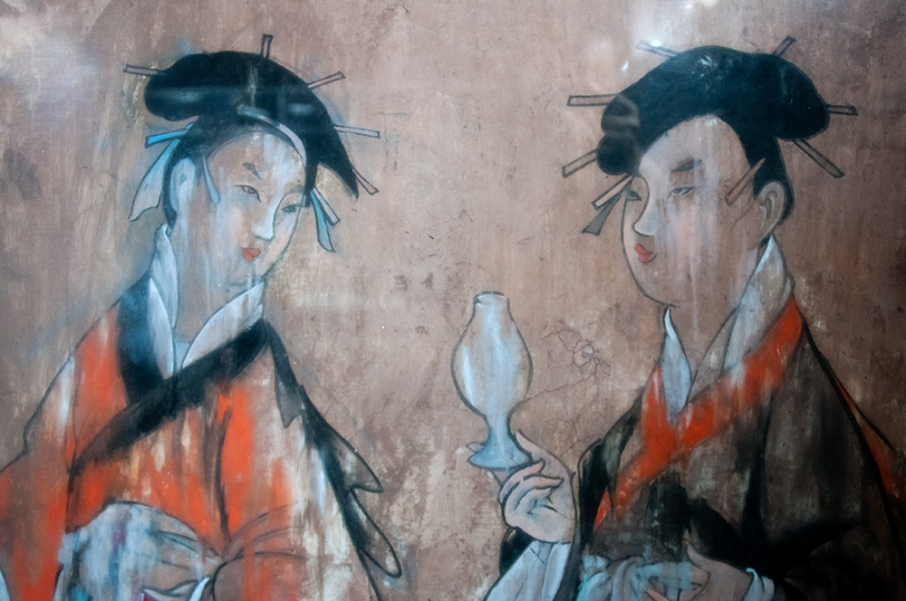 Dahuting_tomb_mural_detail_of_women_wearing_hanfu,_Eastern_Han_period.jpg