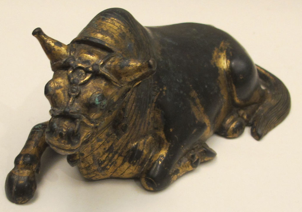 Dinastia_han_anteriore,_bue_accucciato_in_bronzo_dorato,_fine_110_ac._ca.JPG