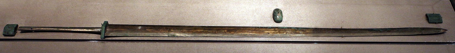 Dinastia_qin,_spada_in_brponzo_jian,_dal_sito_del_mauseoleo_di_xi'an,_221-206_ac.jpg