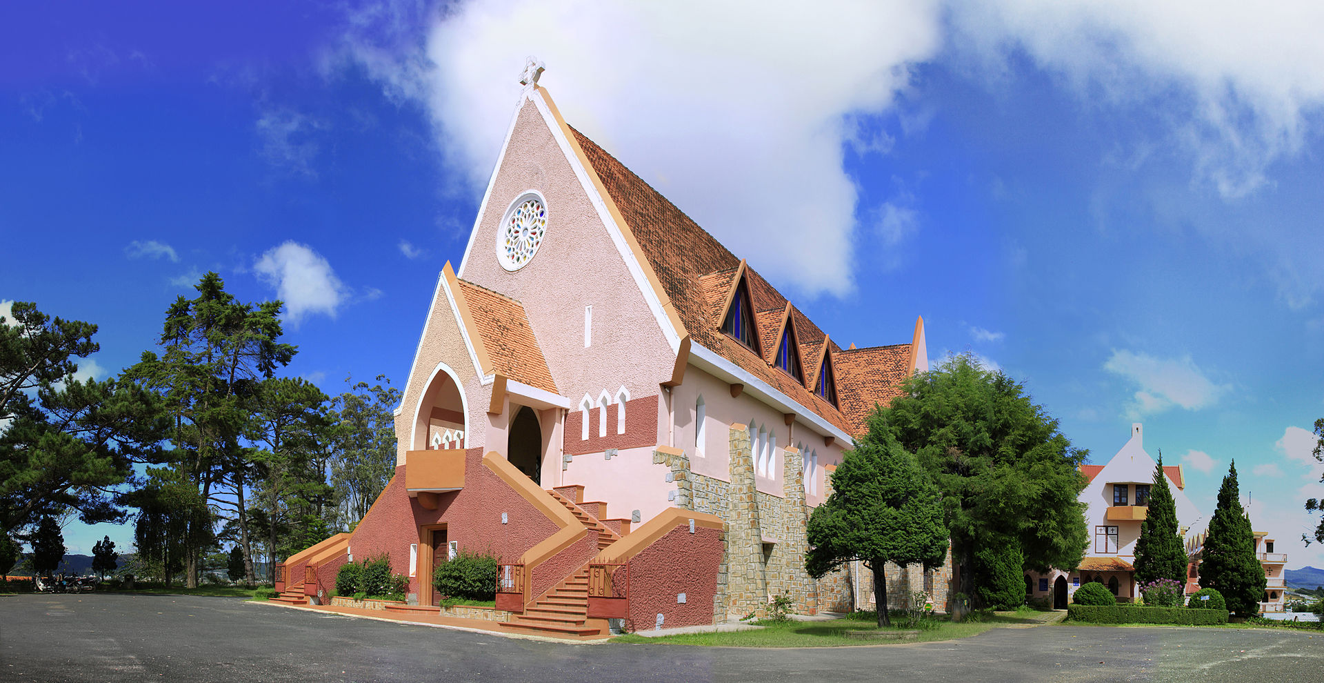 Domain_de_marie_church_90.jpg