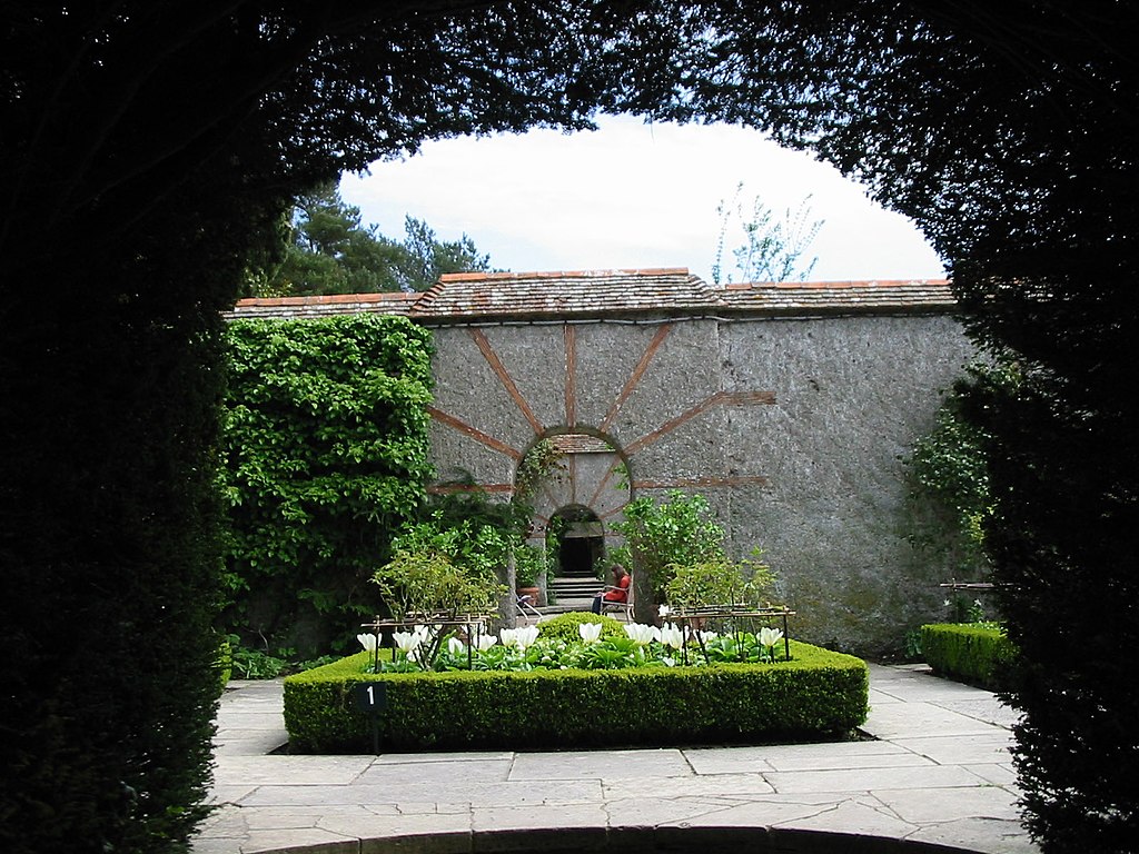Domaine_du_Bois_des_Moutiers_(France).jpg