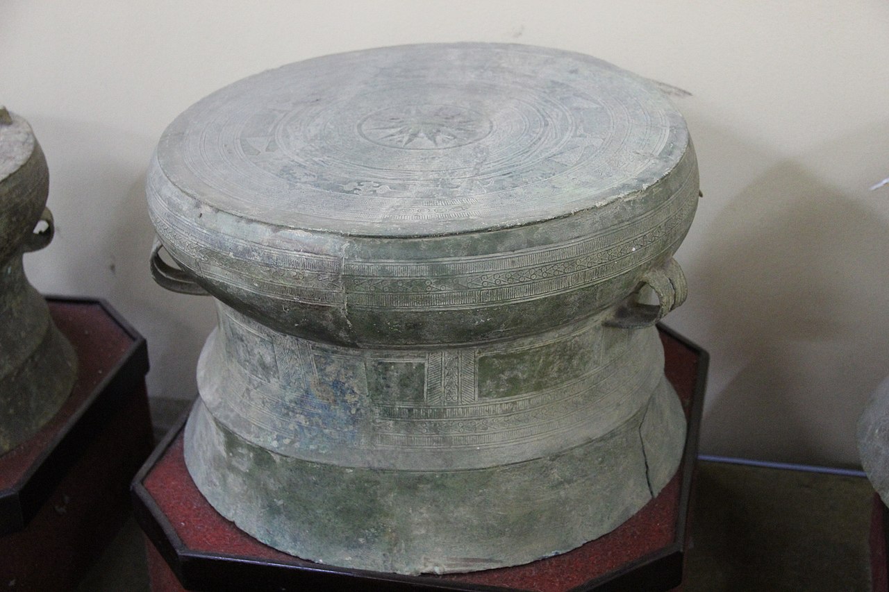 Dong_Son_Bronze_Drum_(9980530496).jpg