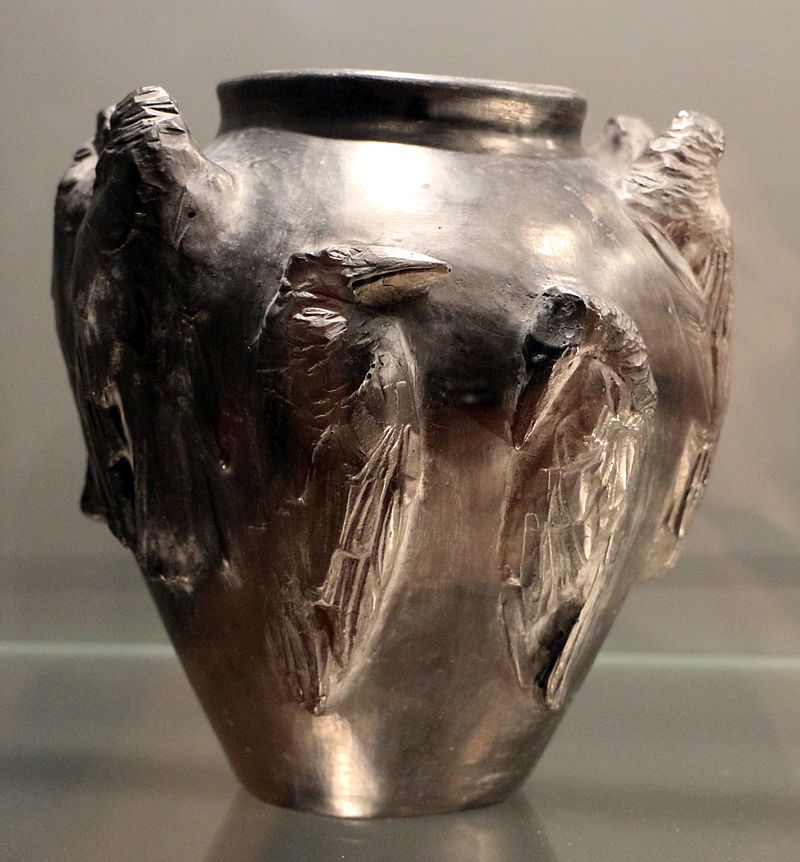 Duilio_cambellotti,_vaso_con_i_corvi,_1927,_bucchero_(2).jpg