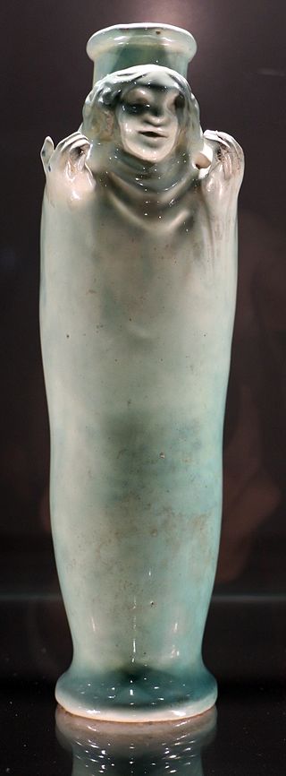 Duilio_cambellotti_per_RINIP,_vaso_con_figura_antropomorfa,_roma_1919,_maiolica.jpg