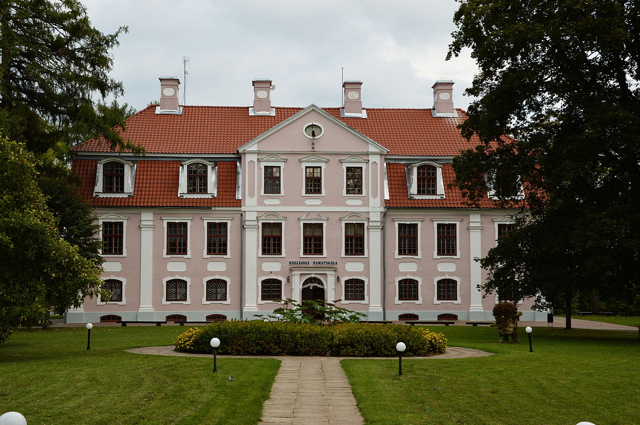 Dzelzava_mõis_2013.JPG