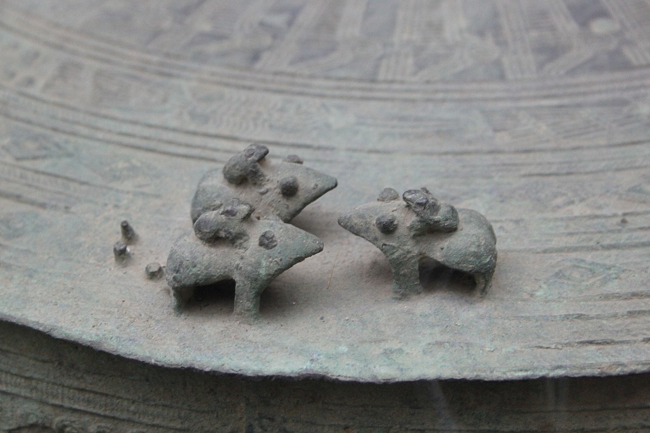 Eastern_Han_Bronze_Drum_1e.jpg