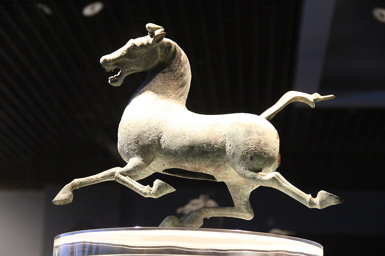 Eastern_Han_Bronze_Galloping_Horse_(10094846996).jpg