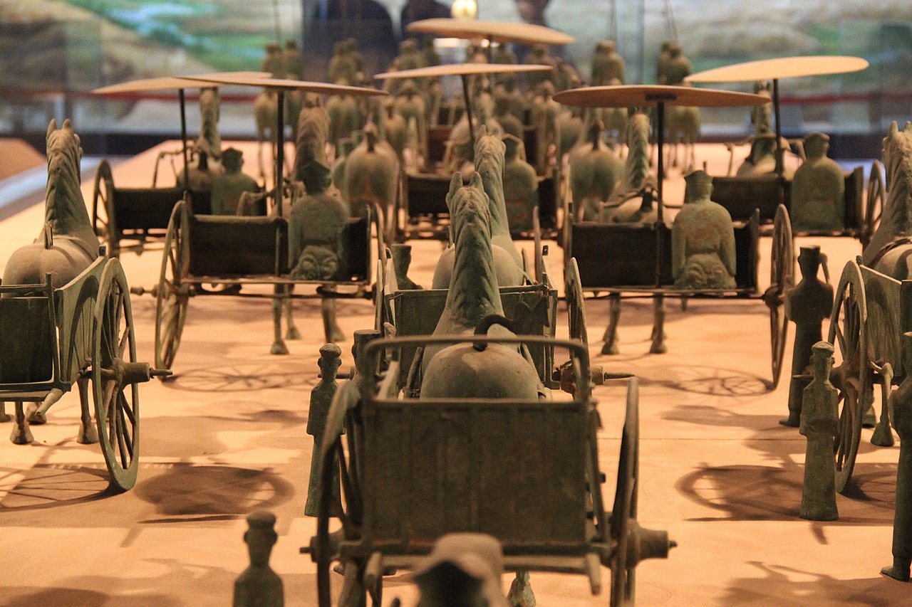 Eastern_Han_Bronze_Wagons_&_Guard_(10094568624).jpg