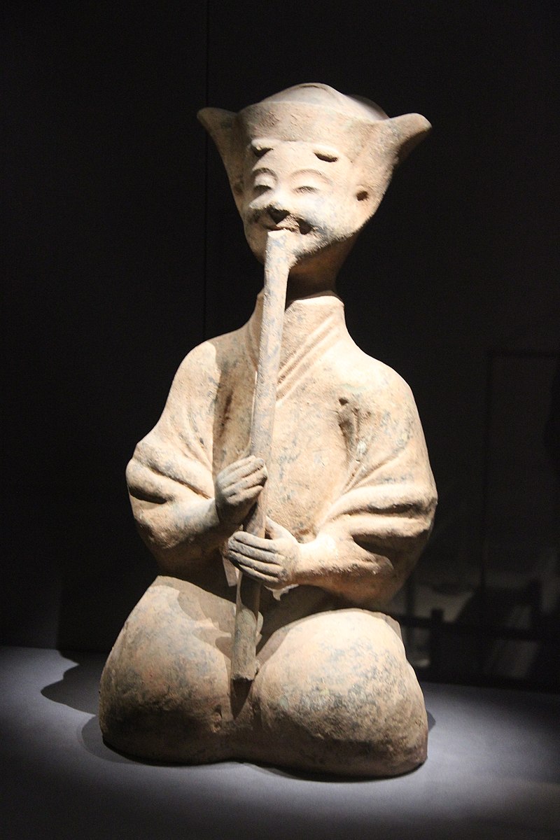 Eastern_Han_Pottery_Musician-_Xiao_Flautist.jpg