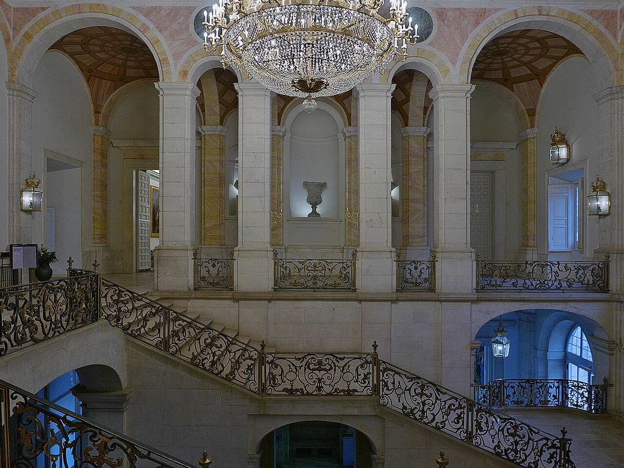 Escalera_del_Palacio_Real_de_Aranjuez_(Aranjuez).jpg