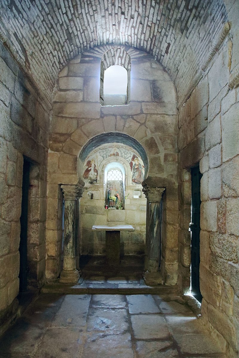 Església_de_Santa_Comba._Interior_de_l'àbside_(Segona_meitat_s._VII)._Bande,_Ourense.jpg