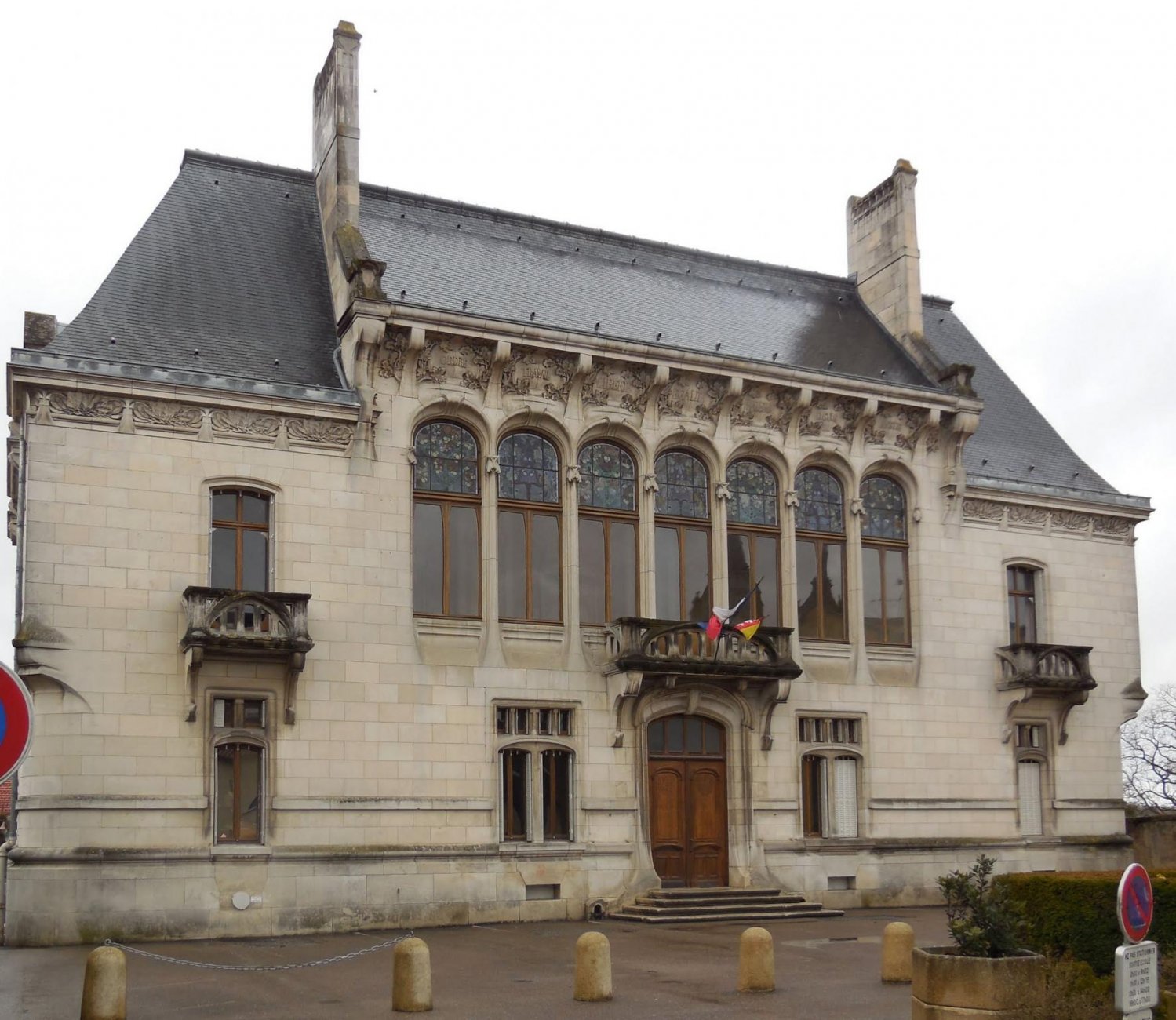 Euville, rue Jeanne d’Arc 41, hôtel de ville (Henri Gutton et Eugène Vallin 1901-09) (1).jpg