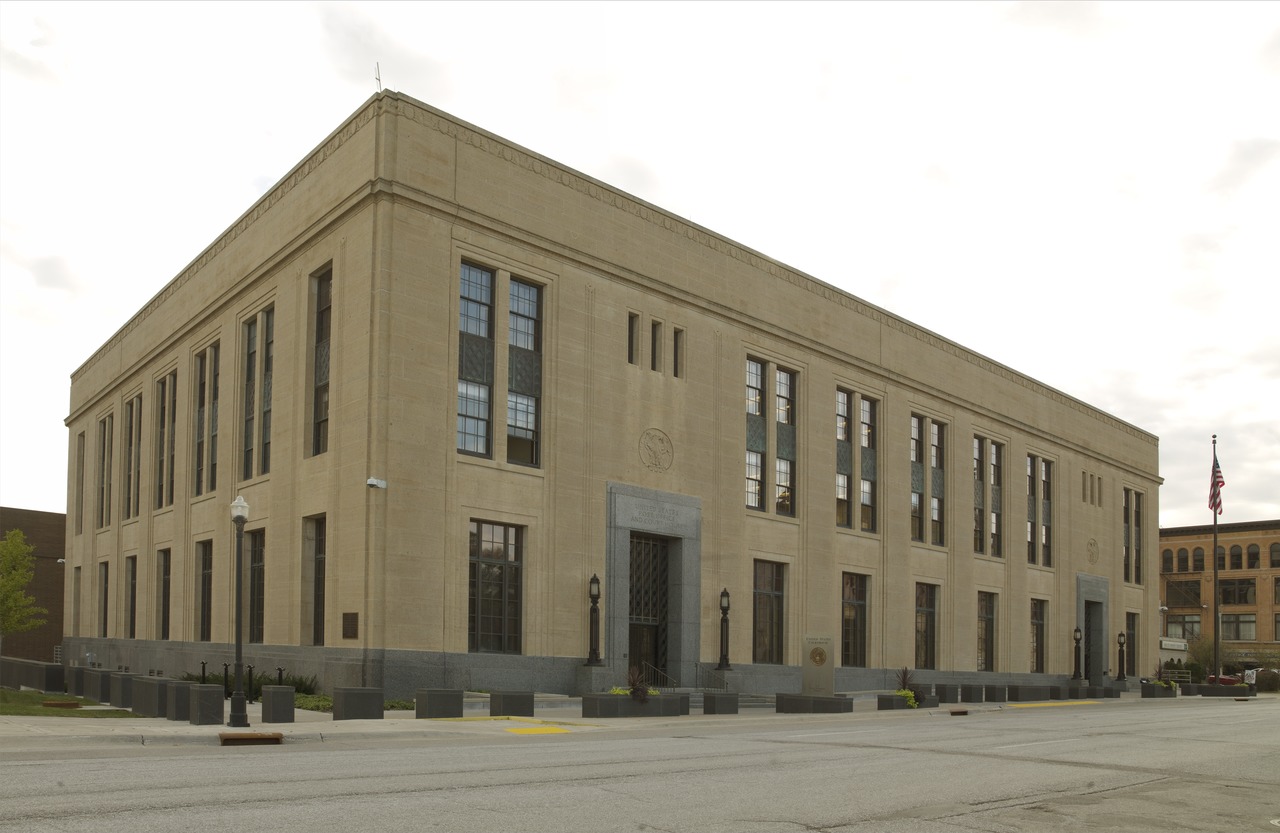 Exterior_side,_United_States_Courthouse,_Davenport,_Iowa_LCCN2010719162.tif.jpg