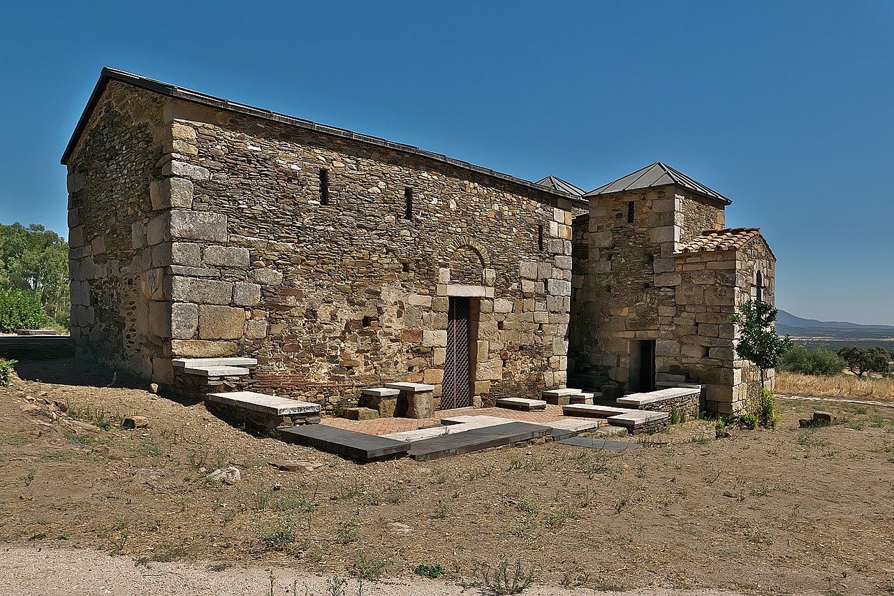 Fachada_meridional_de_Santa_Lucía_del_Trampal,_Alcuéscar_(Cáceres).jpg