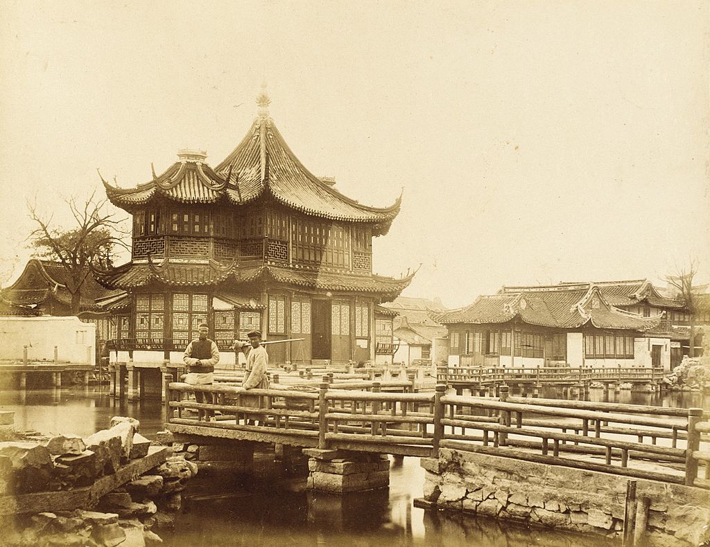 Footbridges_and_Elaborate_Commercial_Building,_S._China_LACMA_M.83.302.53.jpg