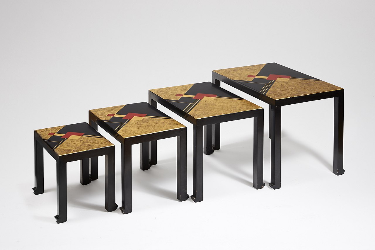 Gaston_Suisse._Tables_gigognes_en_laque_noire_et_or._1932.jpg