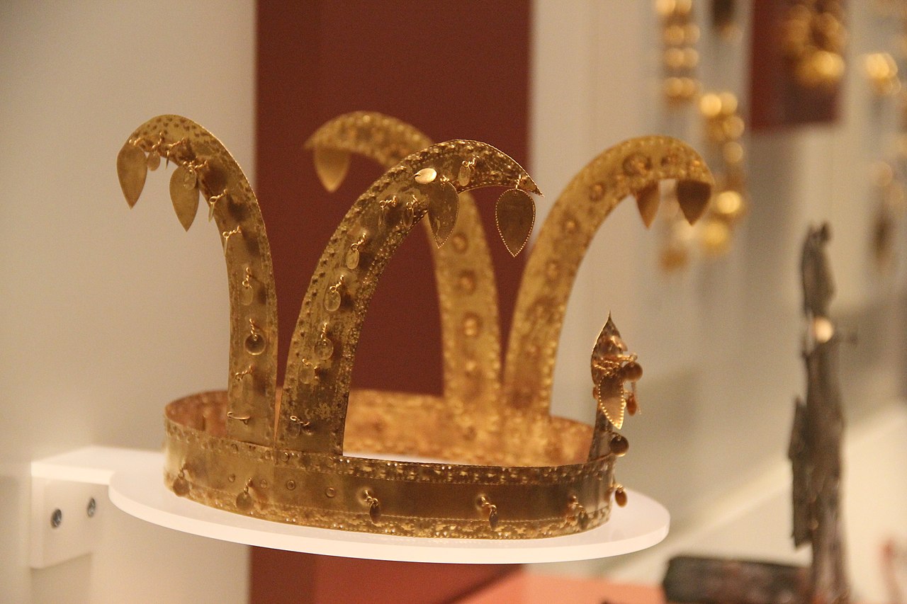 Gaya_Confederacy_Gilt_Bronze_Crown_01b (1).jpg