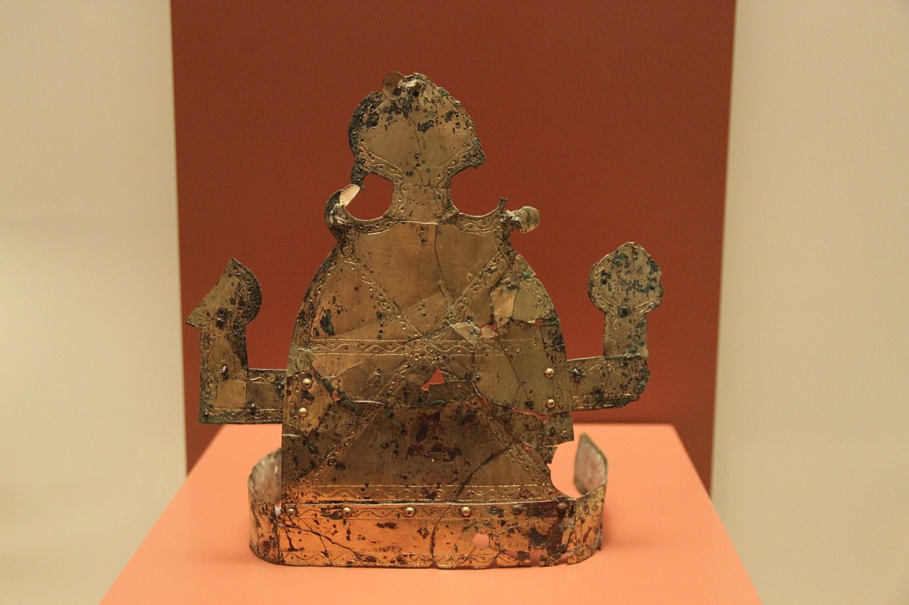 Gaya_Confederacy_Gilt_Bronze_Crown_03.jpg