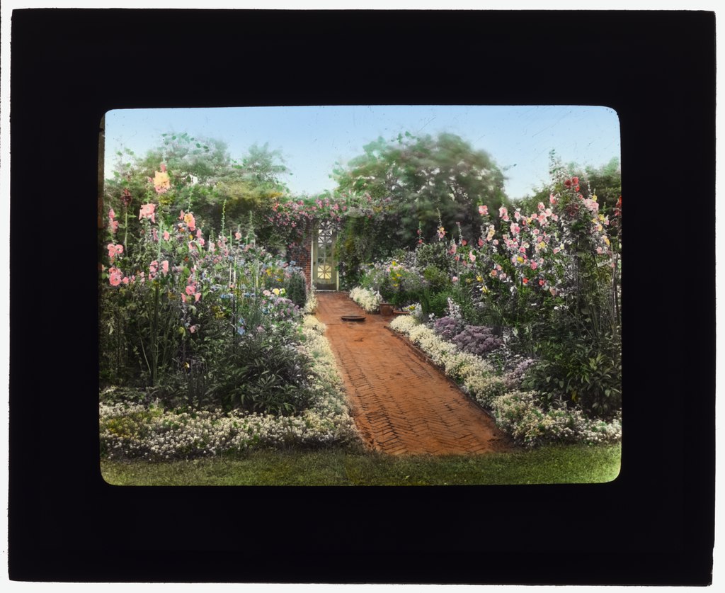 George_Warrington_Curtis_house,_Southampton,_New_York._Pathway_LCCN2007685930.tif.jpg