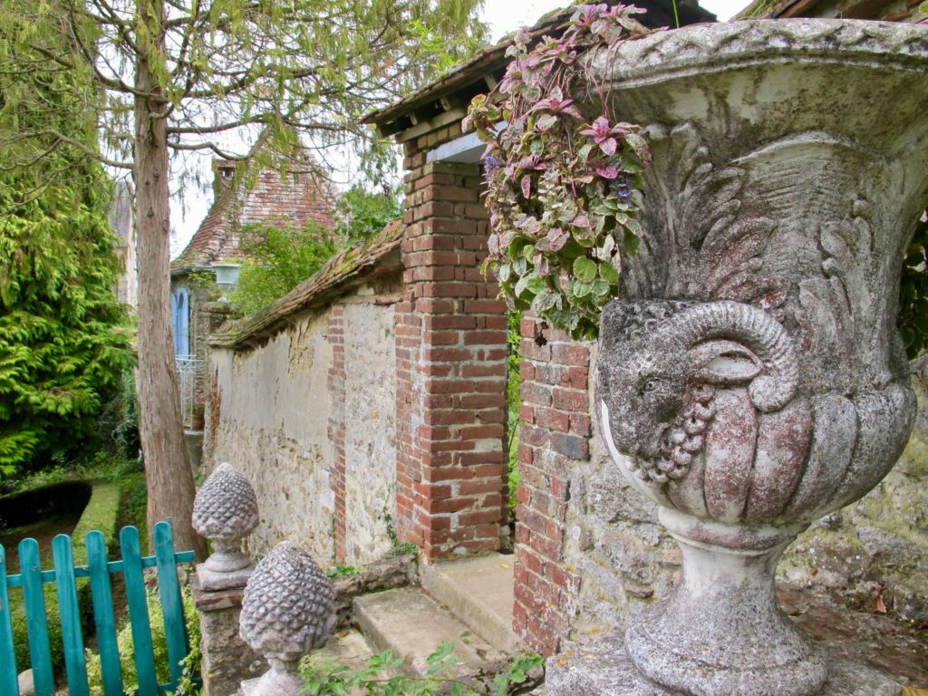 Gerberoy-Jardins-Henri-le-Sidaner-mur-et-vasque-1024x768.jpg