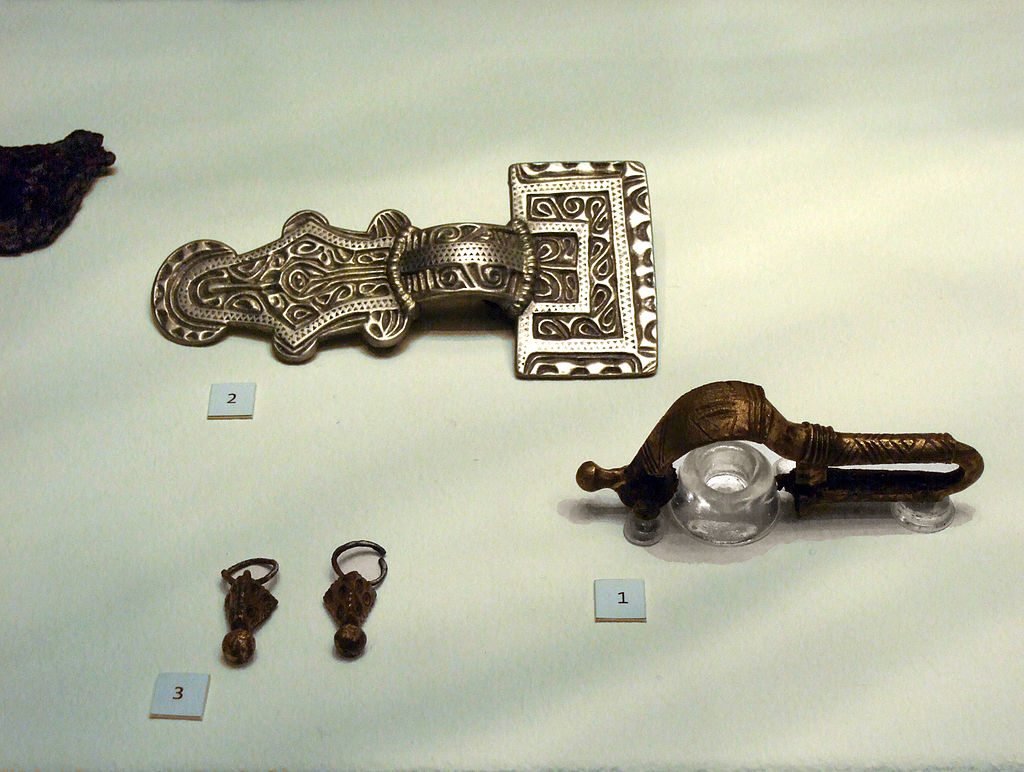 Girl's_grave_goods_from_Kölked,_Hungary.jpg